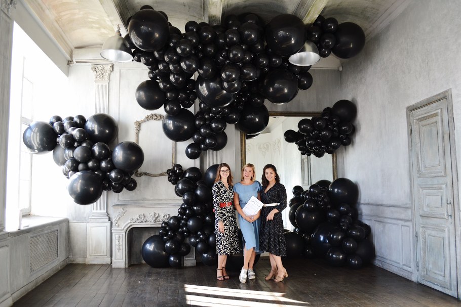 Декор с черными шарами