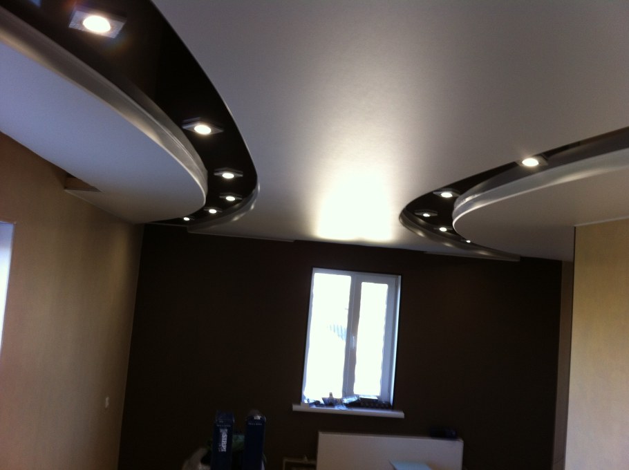 Черный двухуровневый потолок с подсветкой