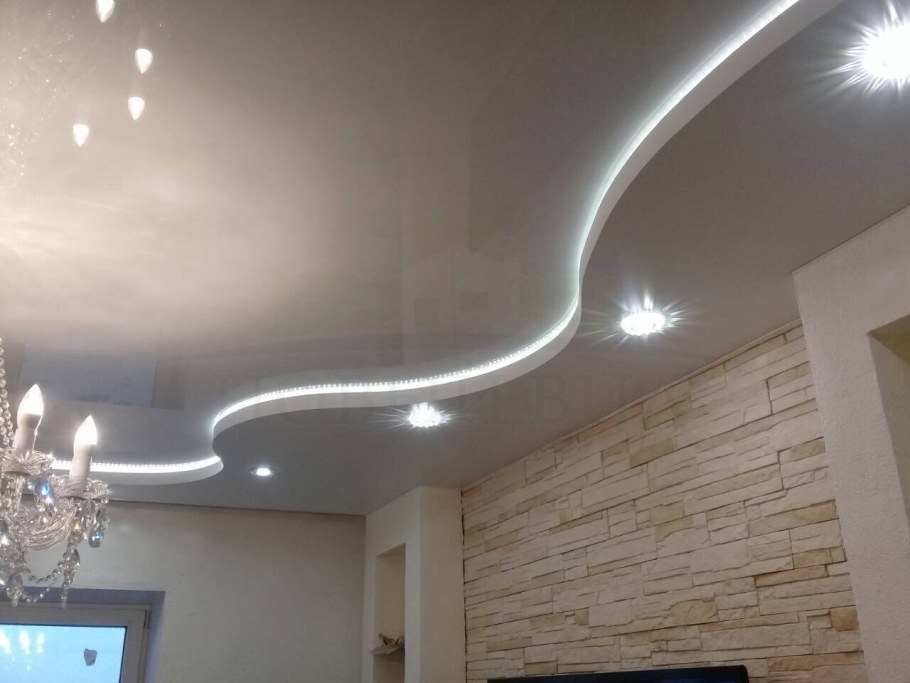 Двухуровневые потолки для зала