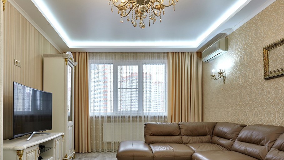 Двухуровневые натяжные потолки в гостиную