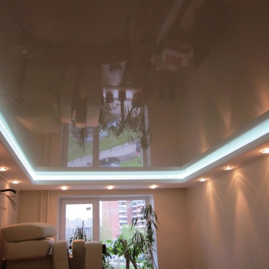 Двухуровневый натяжной потолок в комнате