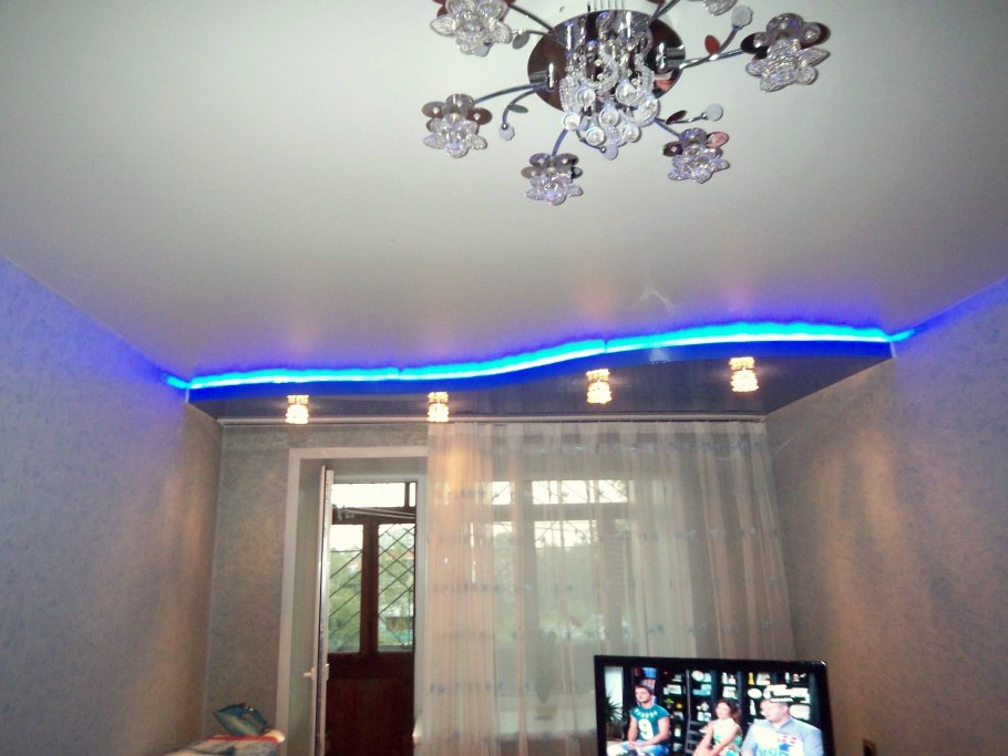 Натяжные потолки с подсветкой в зал
