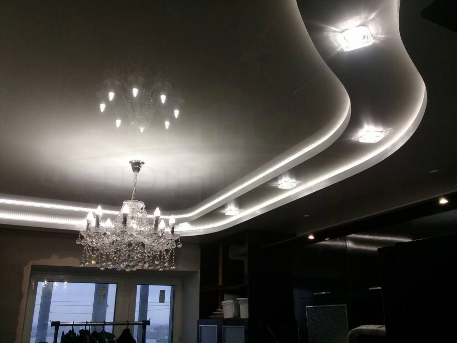 Натяжные потолки двухуровневые с подсветкой для зала