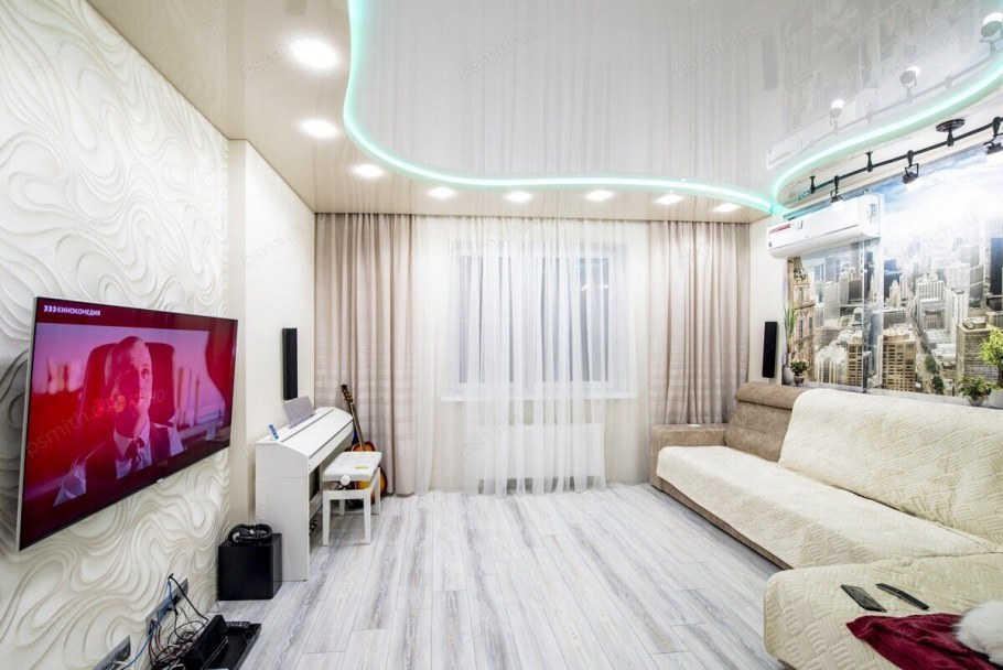 Натяжные потолки в гостиную