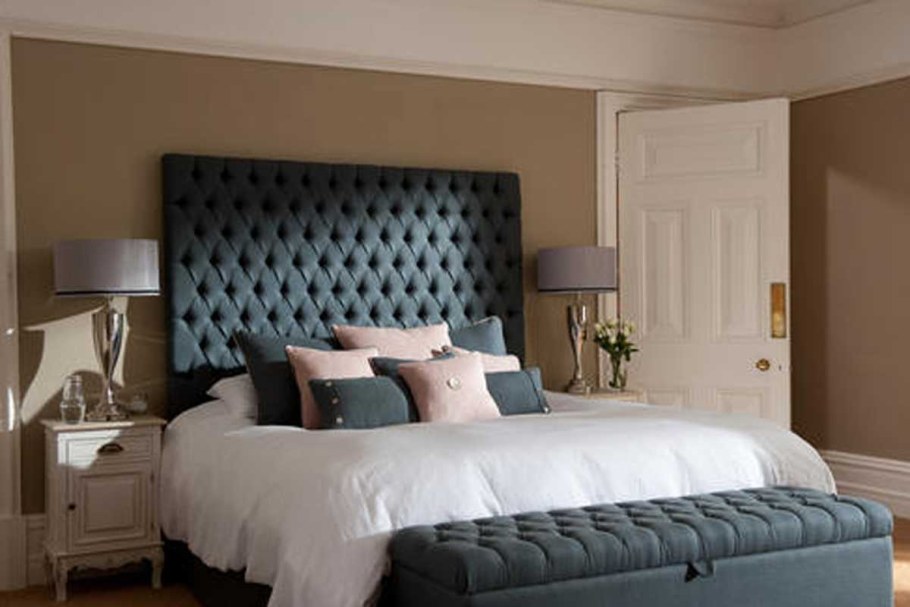 Кровать с каретной стяжкой в интерьере