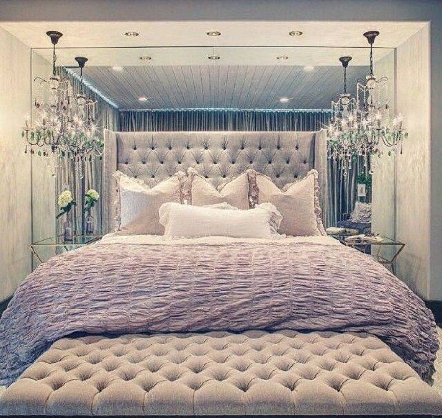 Спальня с зеркалом в изголовье