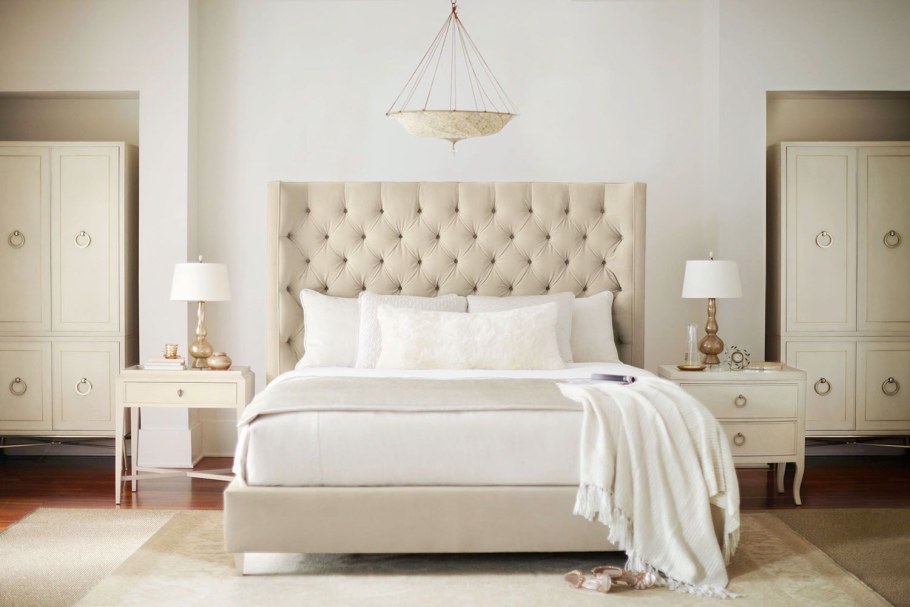 Кровать в классическом стиле с мягким изголовьем