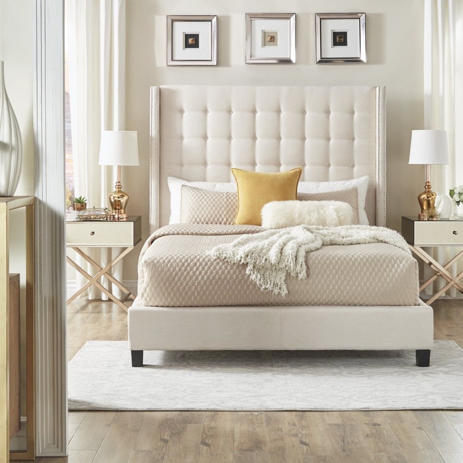 Кровать с пудровым изголовьем