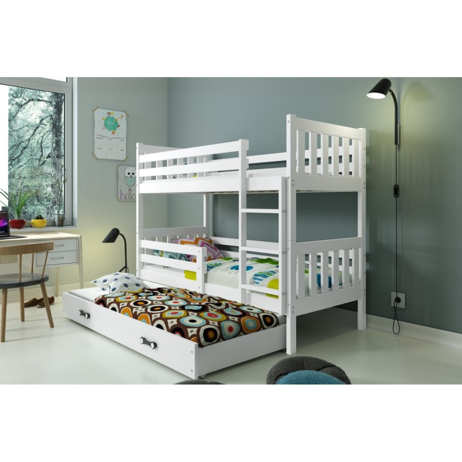 Двухъярусная кровать в саду