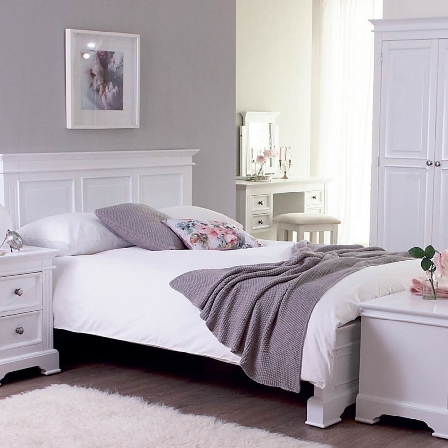 Спальня с белой мебелью