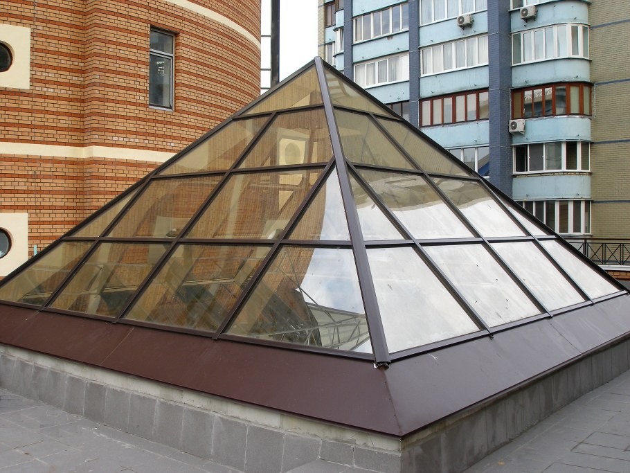 Зенитный фонарь пирамида