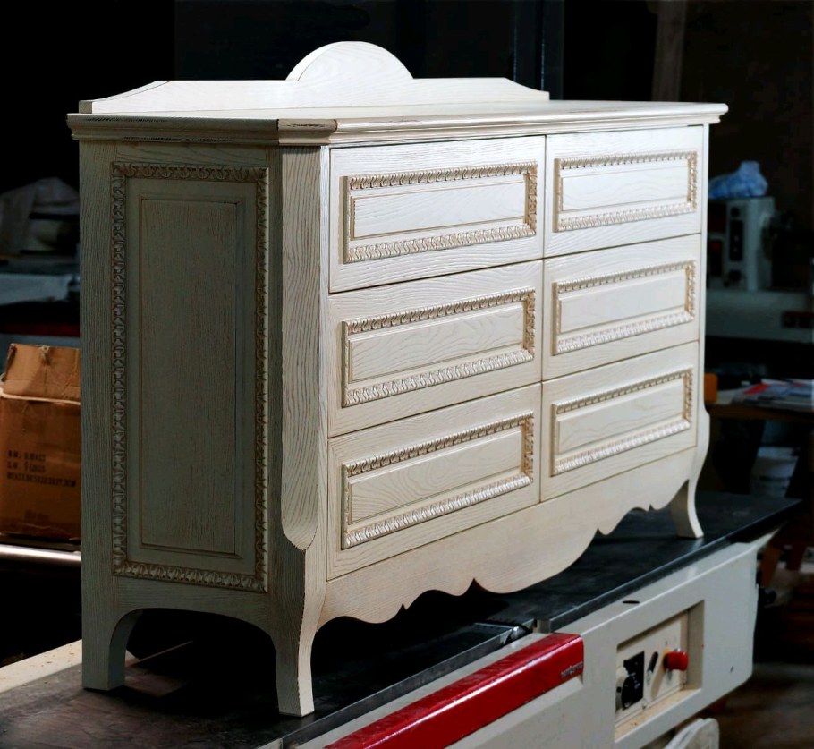 Комод из массива дуба