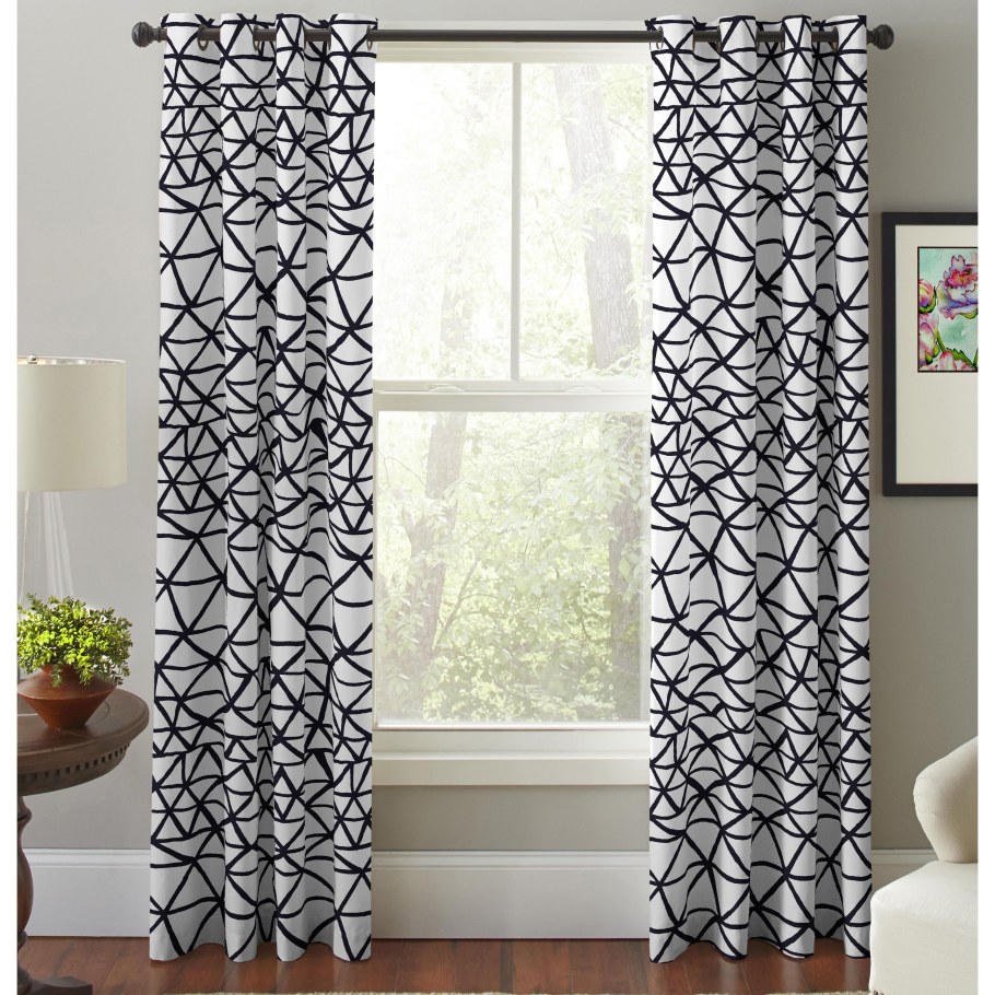 Белые шторы с черным узором