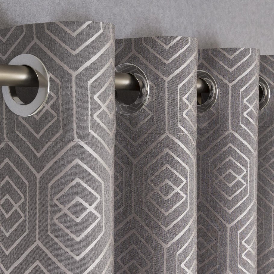 Шторы серые на люверсах