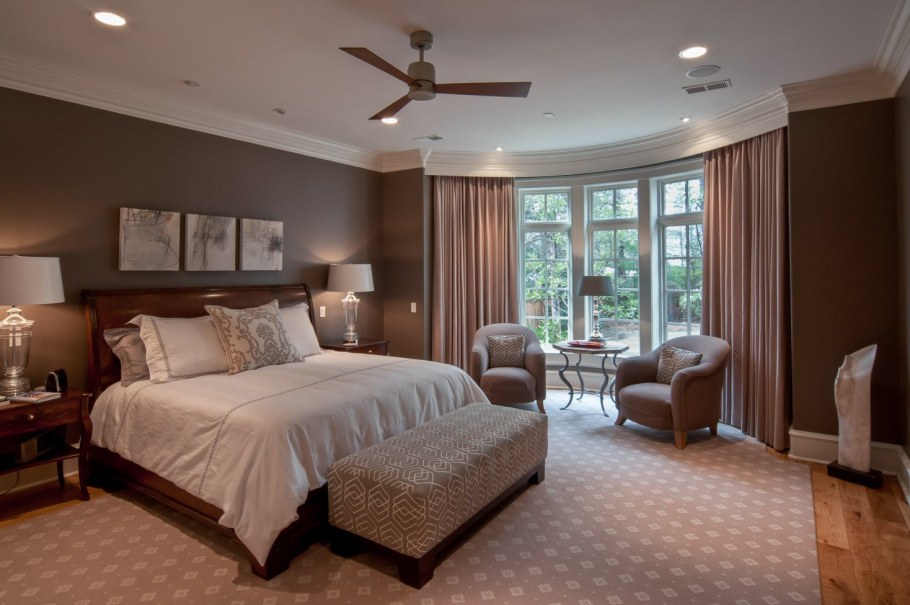 Спальня с тремя окнами