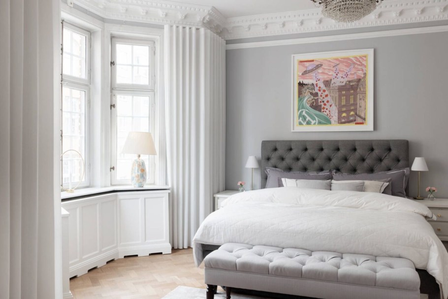 Шкаф для одежды в спальне с эркером