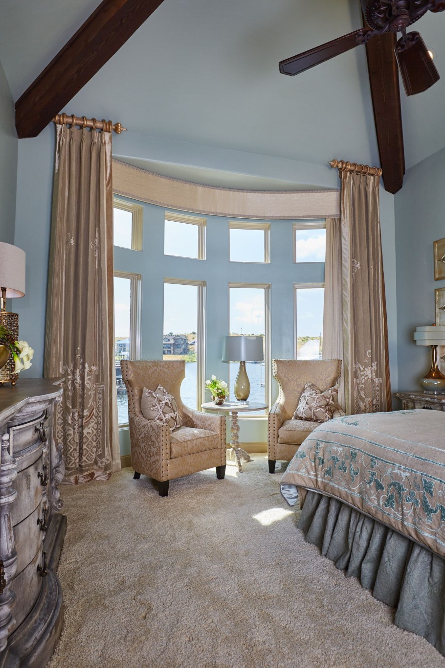 Спальня с эркером