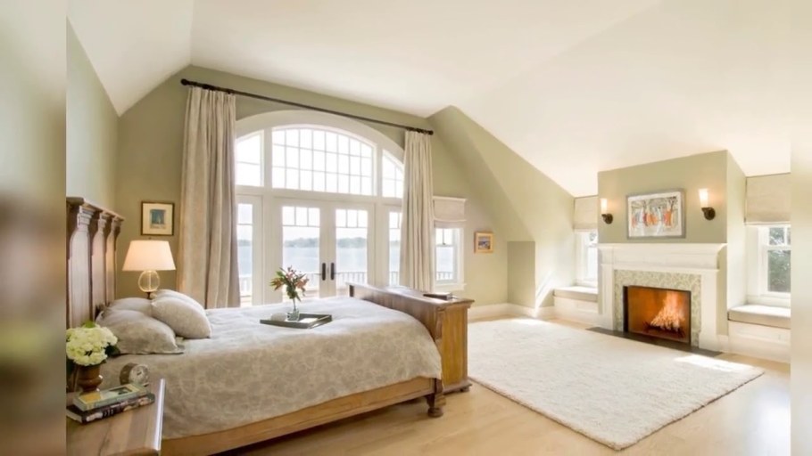 Спальня с арочным окном