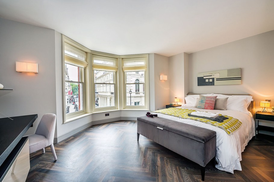 Большая спальня с эркером