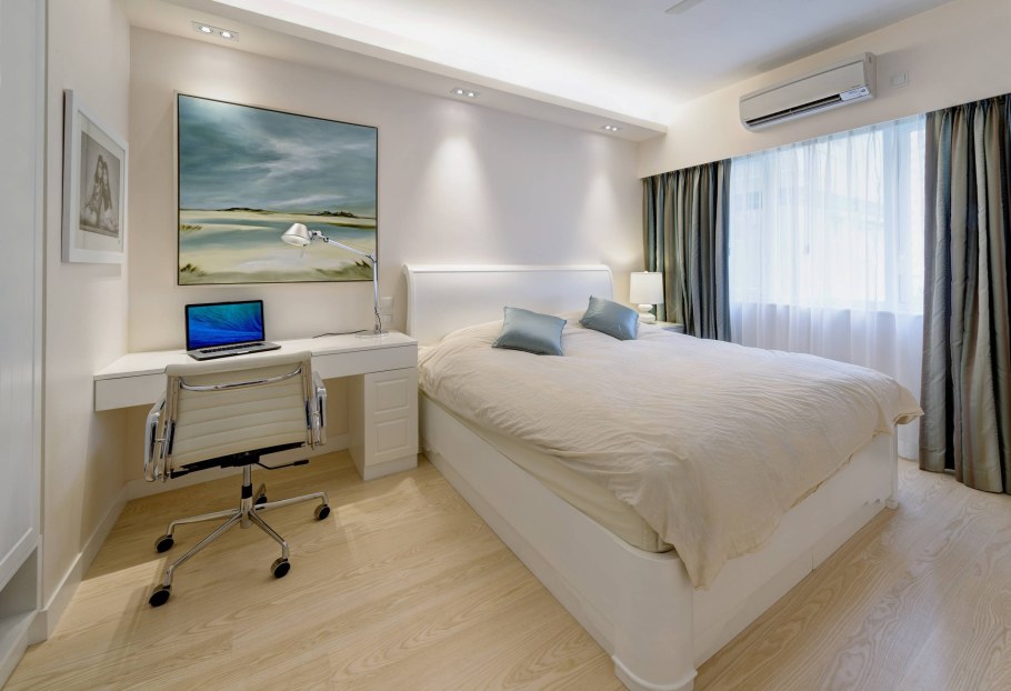 Компьютерный стол в спальне