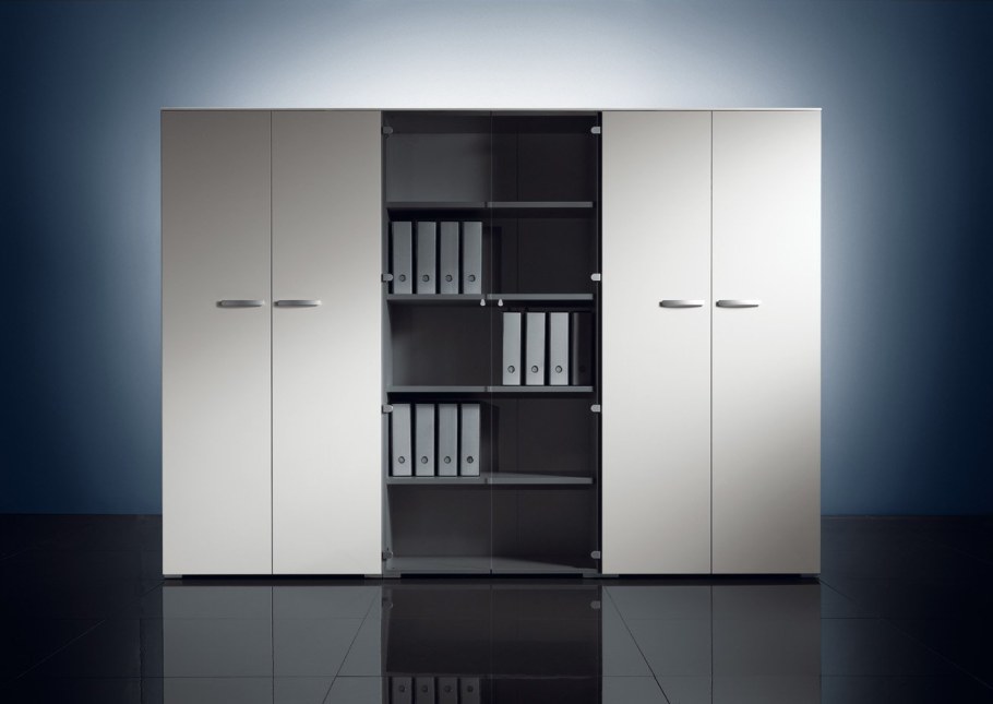 Белые офисные шкафы в интерьере