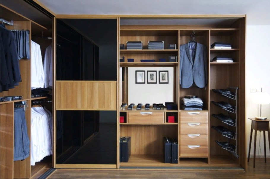 Гардеробная со столиком