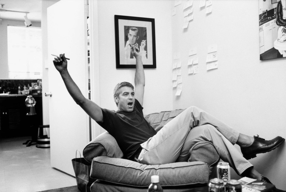 Джордж Клуни красит ногти