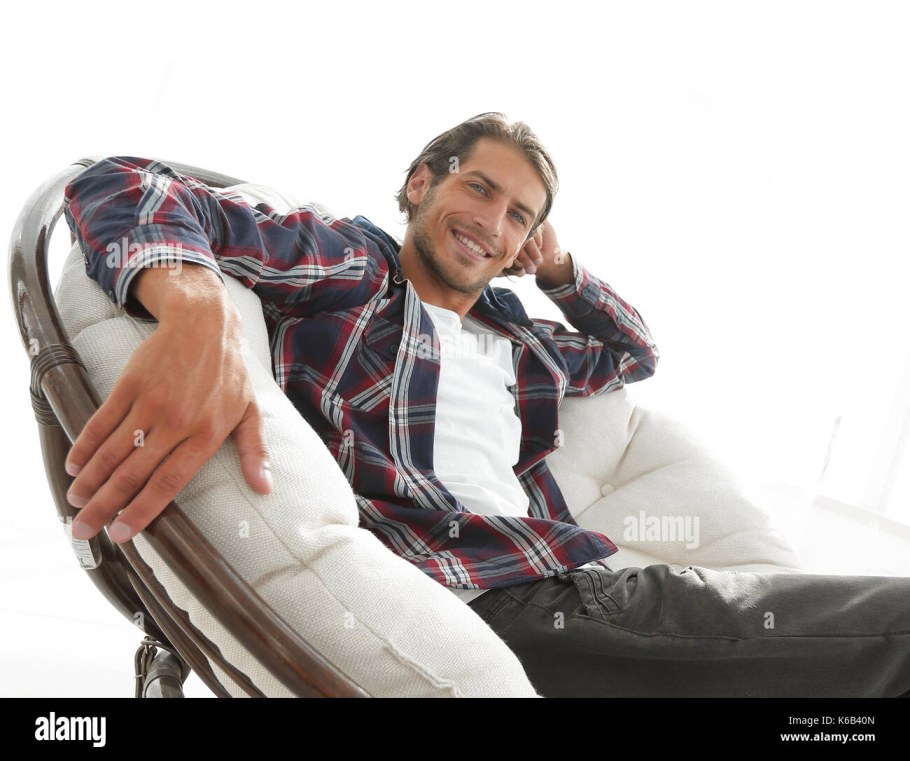 Расслабленный человек в кресле
