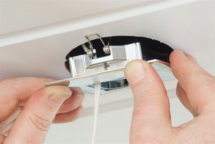 Монтаж светильника в реечный потолок