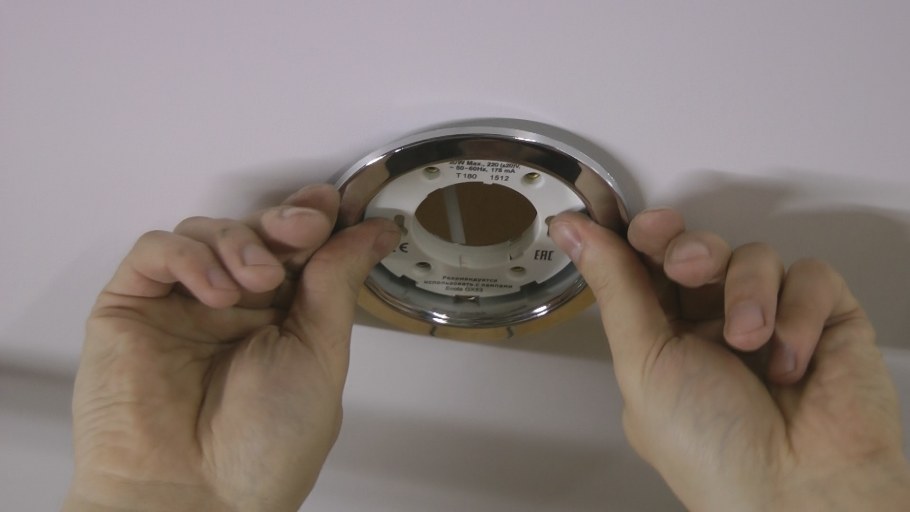 Монтаж светильников в потолок