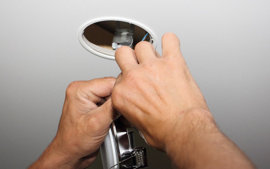 Монтаж врезного светильника