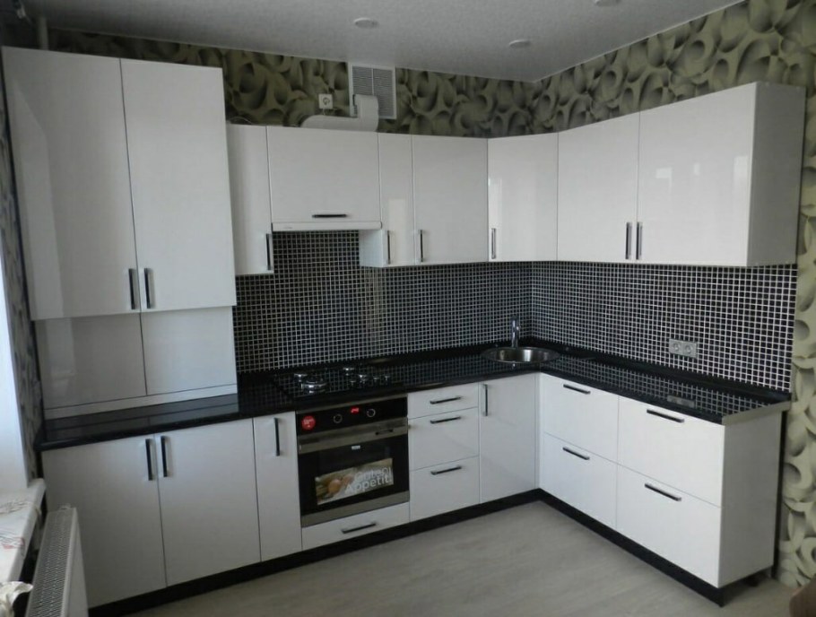 Белая угловая кухня с черной столешницей