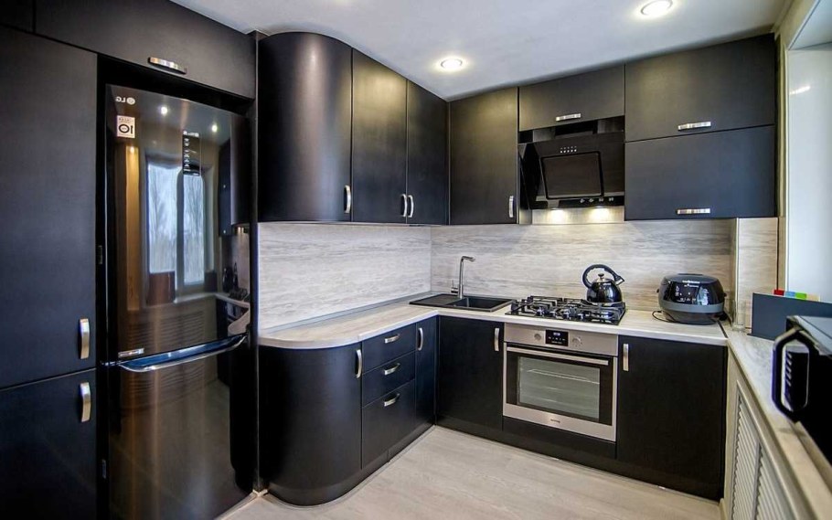 Угловая кухня с телевизором