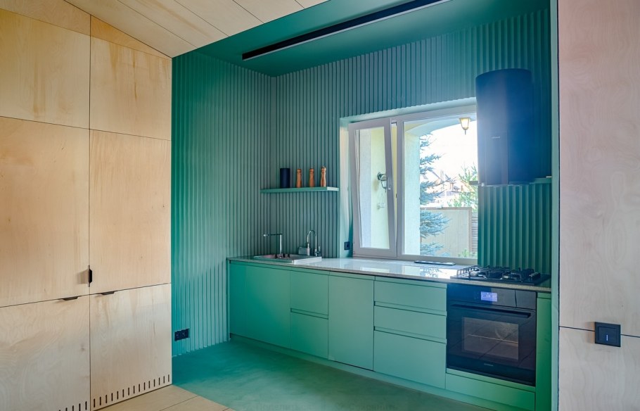 Вагонка и бирюзовая кухня