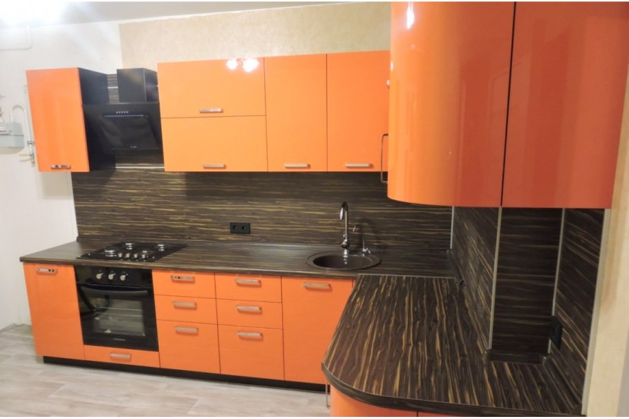 Кухня оранжевая с черным
