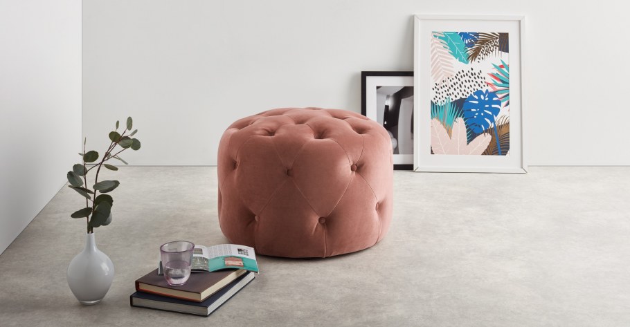 Прикол-парень и розовый пуфик