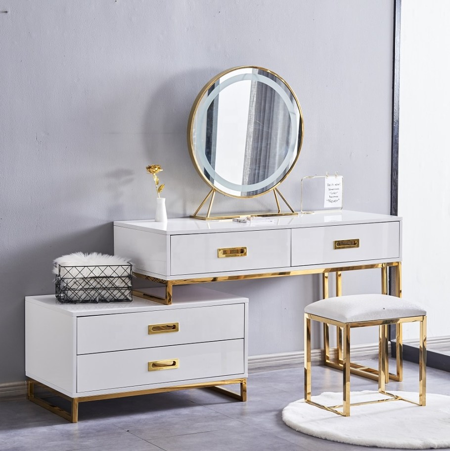 Туалетный столик с золотыми ножками