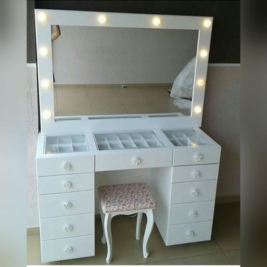 Комод с зеркалом для макияжа