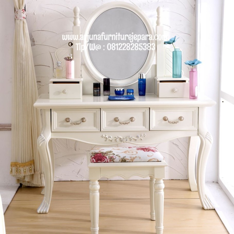 Изящный туалетный столик