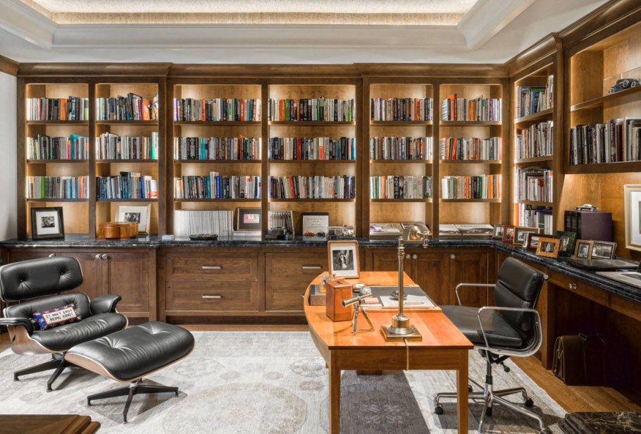 Книжные полки в кабинете