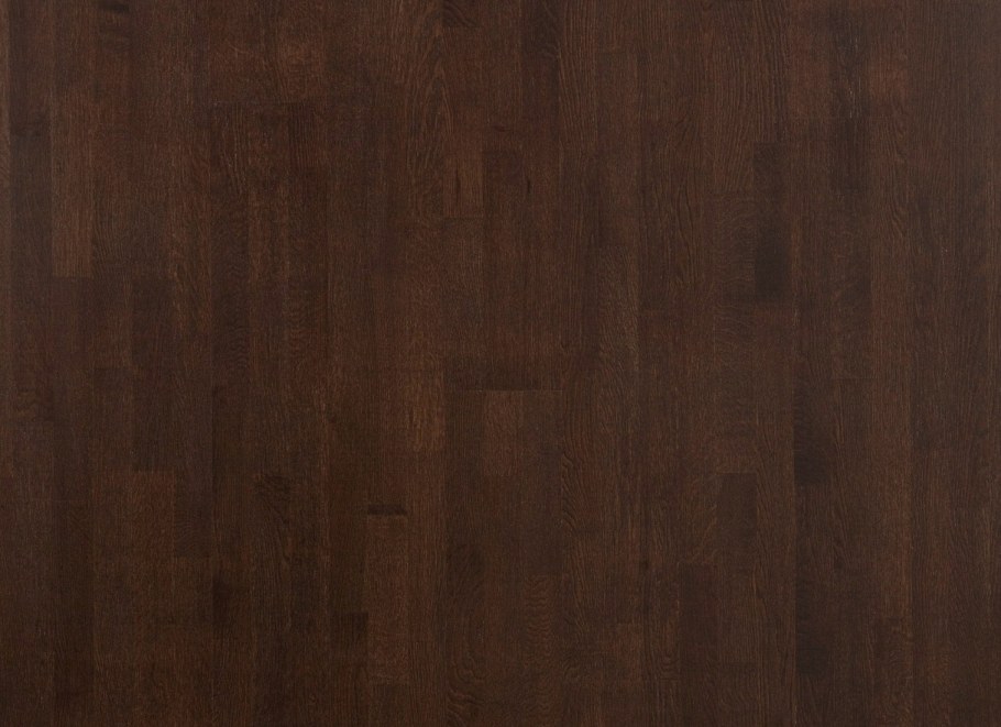 Орехи на темном фоне