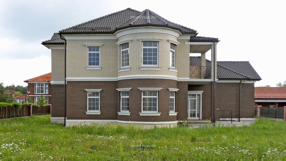 Фасады домов с эркером