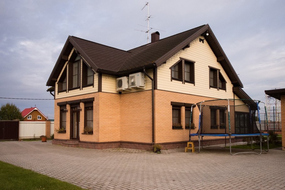 Дом бежевый с коричневым