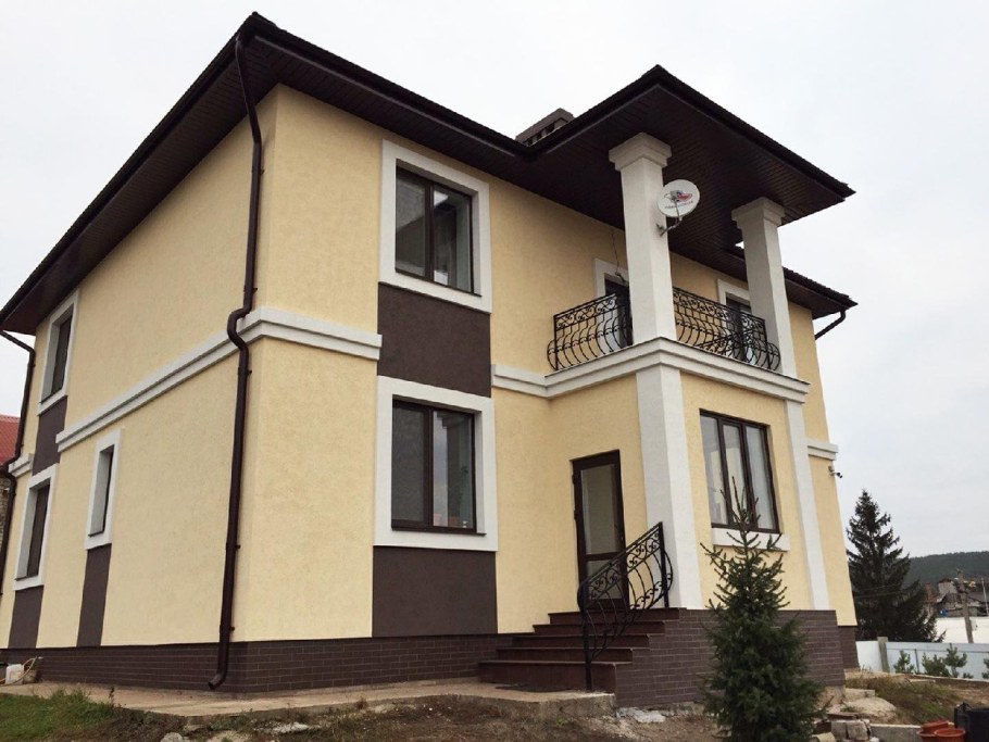 Штукатурный фасад двухцветный