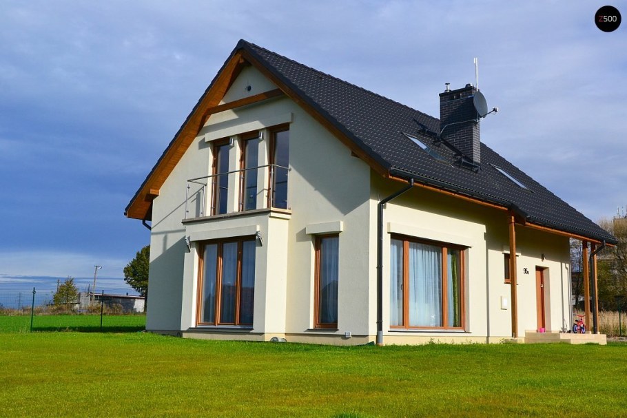 Белый оштукатуренный дом