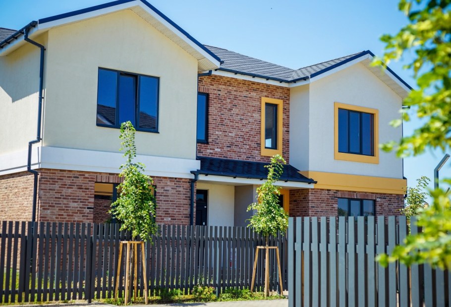 Штукатурный фасад двухцветный