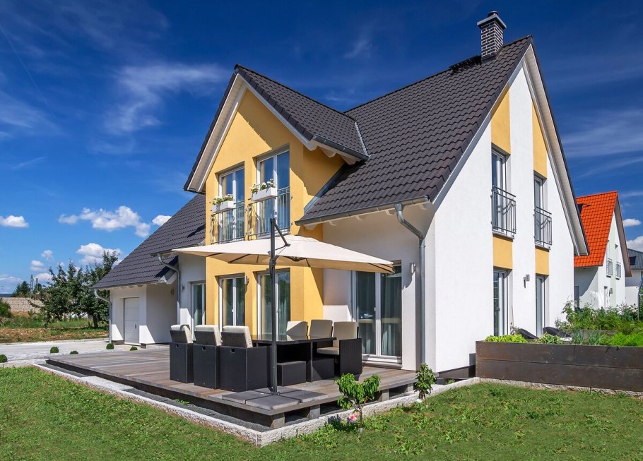 Фасад дома с мансардой