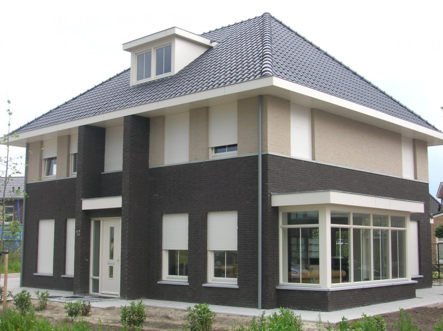 Двухцветный кирпичный фасад