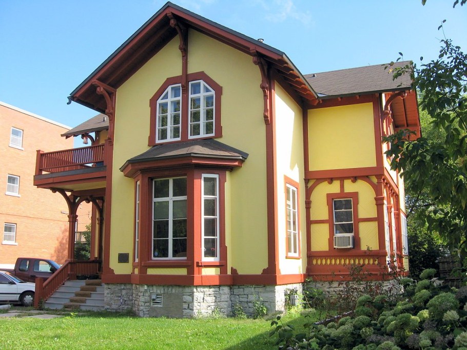 Красно желтый дом