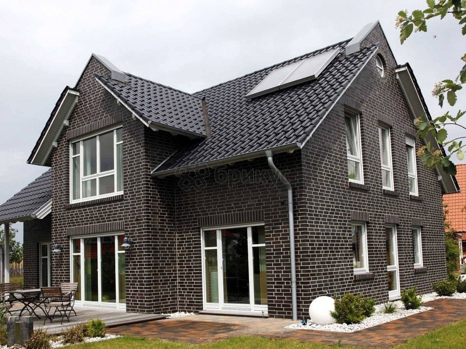 Кирпичный дом с серой крышей